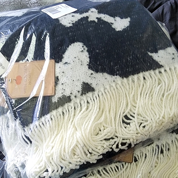 Well Dressed Home Decorative Throw Bats Reversible with Fringe Black and White - Picture 8 of 8